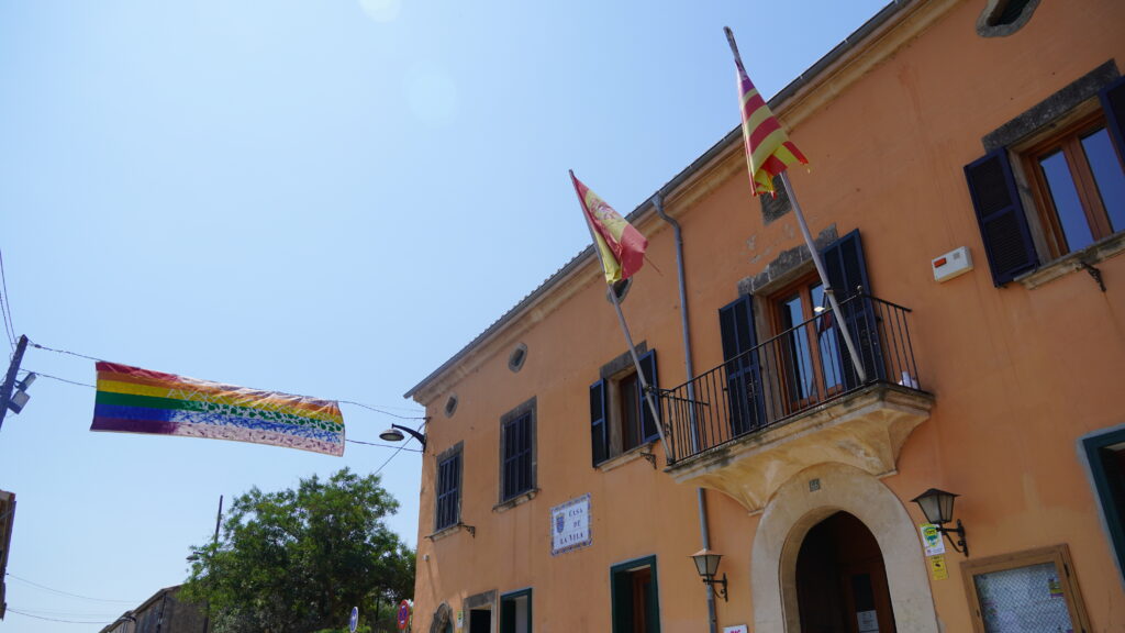 El Ayuntamiento De Marratx Cuelga La Bandera Para Celebrar El D A