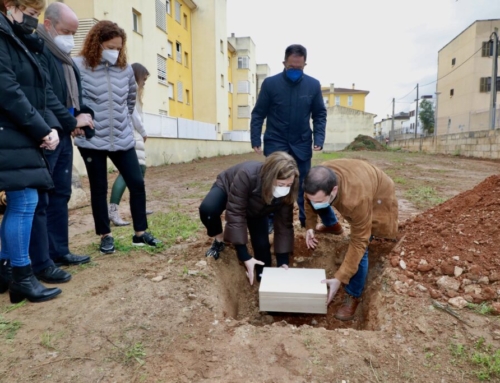 La presidenta del Govern i el batle de Marratxí posen la primera pedra dels 34 habitatges públics que es faran al municipi